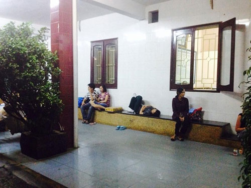 Đường sắt ngập trong lũ, hành khách kẹt lại ga - 3