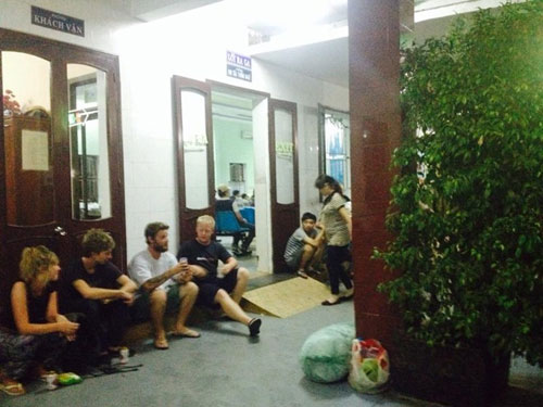 Đường sắt ngập trong lũ, hành khách kẹt lại ga - 4