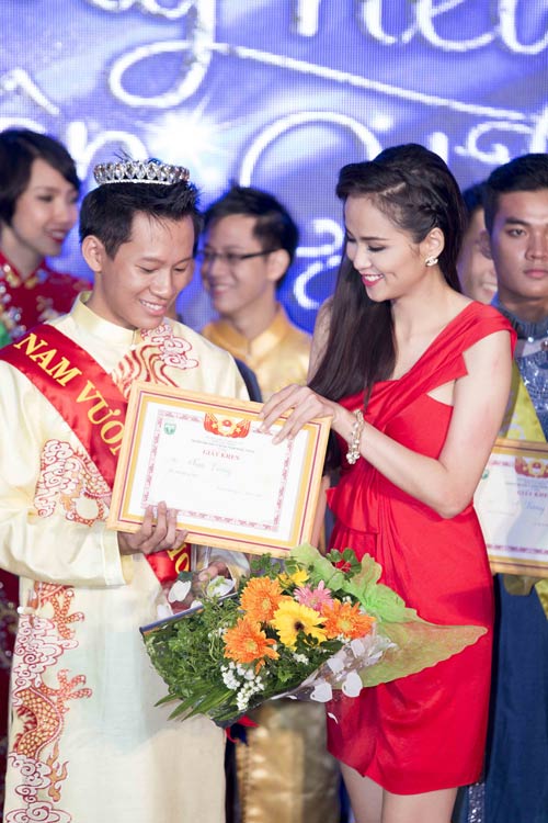 Hoa hậu Diễm Hương trổ tài múa Khmer - 11