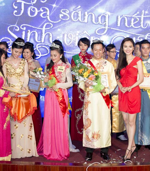 Hoa hậu Diễm Hương trổ tài múa Khmer - 14