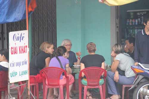 Du khách Tây phờ phạc vì bị lũ "níu chân" - 4