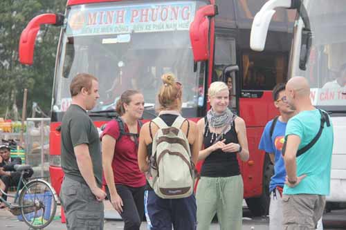 Du khách Tây phờ phạc vì bị lũ "níu chân" - 3