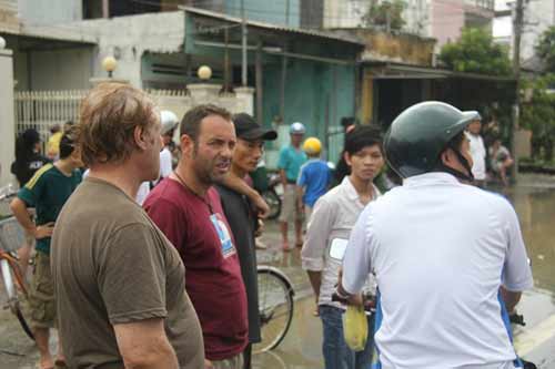 Du khách Tây phờ phạc vì bị lũ "níu chân" - 2