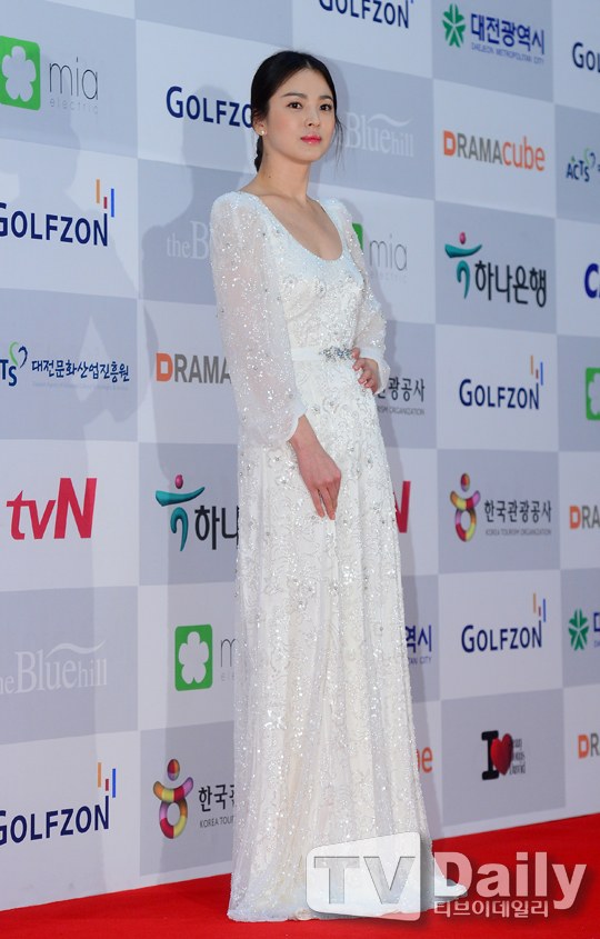 Song Hye Kyo "đánh bật" siêu vòng 1 - 15