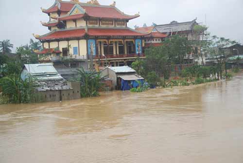 Lũ dồn lũ dập miền Trung, 9 người thương vong - 3