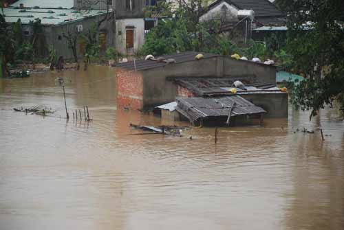 Lũ dồn lũ dập miền Trung, 9 người thương vong - 4