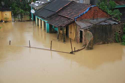 Lũ dồn lũ dập miền Trung, 9 người thương vong - 5