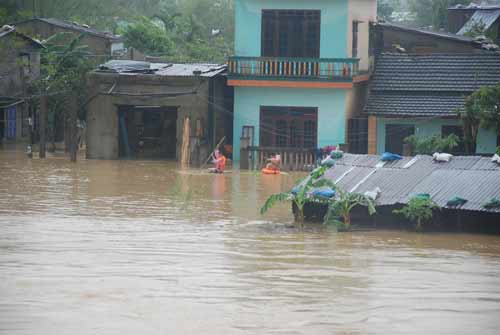 Lũ dồn lũ dập miền Trung, 9 người thương vong - 6