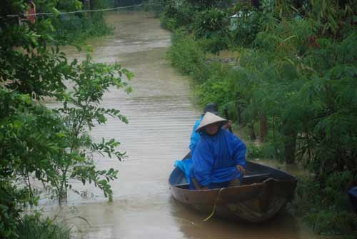 Lũ dồn lũ dập miền Trung, 9 người thương vong - 10