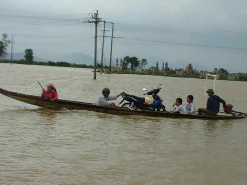 Lũ dồn lũ dập miền Trung, 9 người thương vong - 15