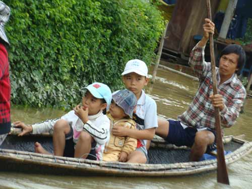 Lũ dồn lũ dập miền Trung, 9 người thương vong - 19