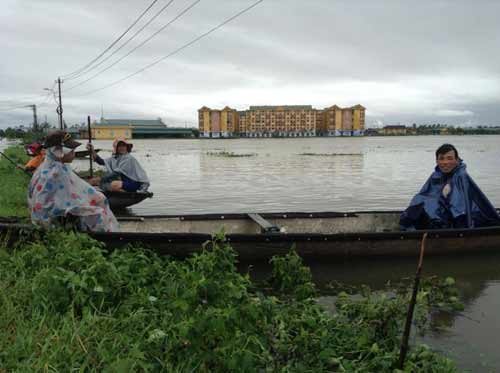 Lũ dồn lũ dập miền Trung, 9 người thương vong - 12