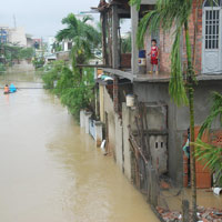 Tin tức trong ngày - Lũ lên cao, miền Trung bị cô lập, 32 người chết