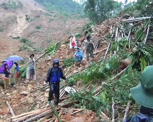 Tìm kiếm thi thể 2 vợ chồng bị núi lở chôn vùi - 2