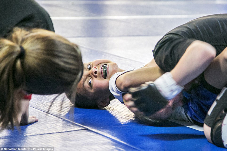 Trong ảnh là Kristopher Arrey, 7 tuổi, đang khóa cổ Mason Bramlette ở giải vô địch Pankration bang California 2013. Pankration là một trong những môn võ cổ của Hy Lạp, được sử dụng khá nhiều trong MMA.
