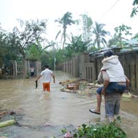 Tin tức trong ngày - Chùm ảnh: Tan hoang vùng rốn lũ đi qua