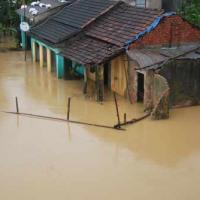 Tin tức trong ngày - Miền Trung hơn 50 thương vong, mất tích vì lũ