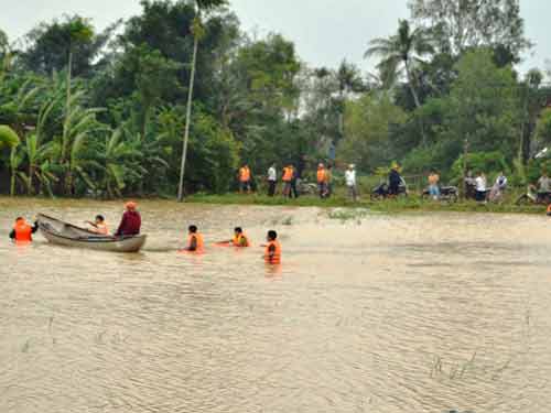 Đi mua mì gói, một học sinh bị lũ cuốn - 2