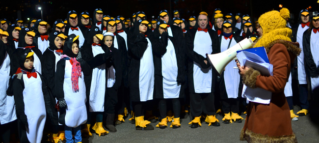 Khoảng 325 người đã cùng nhau mặc trang phục những chú chim cánh cụt và lập kỷ lục
