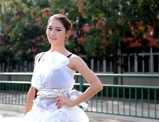 Các sinh viên đến từ Đại học Kinh tế Hồ Bắc ở Vũ Hán, Trung Quốc đã thiết kế tất cả các phong cách áo cưới bằng giấy dài tới 3m.
