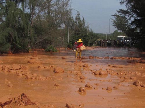 Vỡ hồ bùn titan, 3 người suýt bị cuốn ra cửa biển - 2