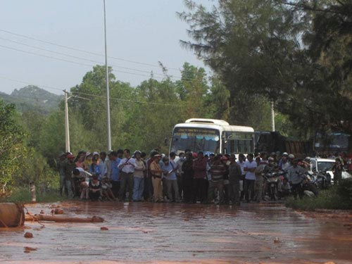 Vỡ hồ bùn titan, 3 người suýt bị cuốn ra cửa biển - 3