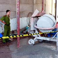 Tin tức trong ngày - Hai công nhân bị máy trộn bê tông cuốn chết