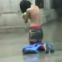 Phi thường - kỳ quặc - Cô gái ngực trần xin ăn trong mưa