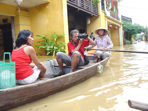 Lũ lớn, du khách tham quan Hội An vẫn tăng - 1