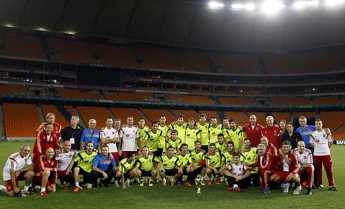 Del Bosque ủng hộ Xavi, Iniesta giành QBV - 1