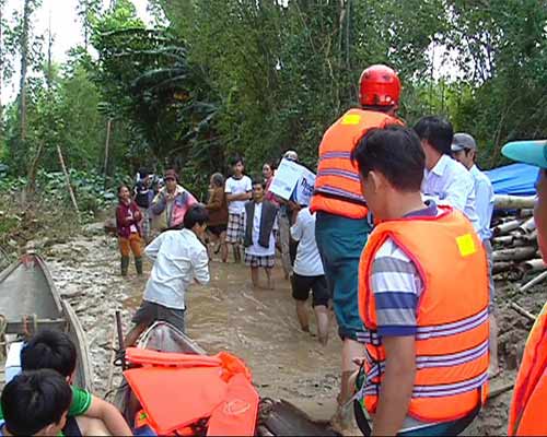 Người miền Trung chới với sau "đại hồng thủy" - 3