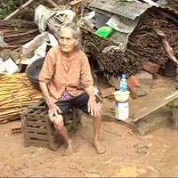 Tin tức trong ngày - Người miền Trung chới với sau "đại hồng thủy"