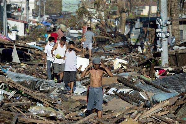 Philippines: Hỗn loạn đếm xác sau siêu bão - 1
