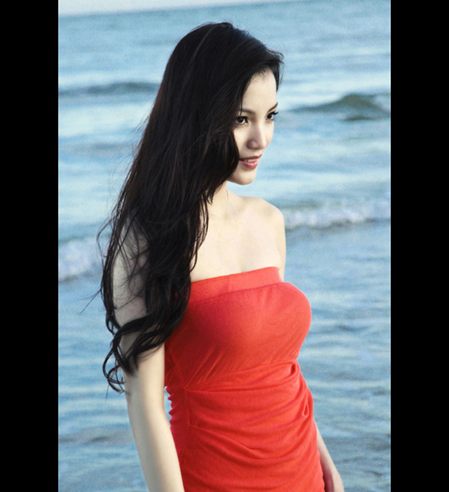 Huỳnh Bích Phương được xem là người đẹp tài sắc vẹn toàn trong showbiz nhưng mỗi lần sắp 'chạm' đến vinh quang, vận đen lại luôn đeo đuổi và làm cô lỡ hẹn.
