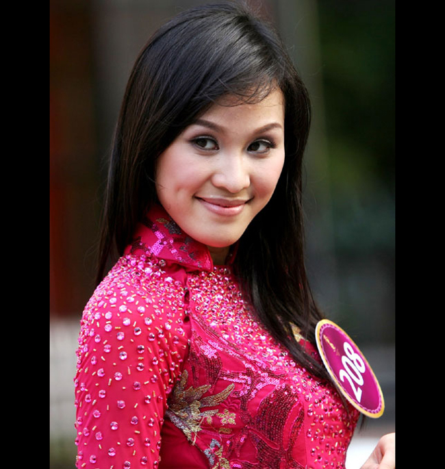 Nhận nhiều show diễn, đi nhiều sự kiện trong showbiz nhưng tên tuổi của cô vẫn không đủ sức nổi trước rừng mỹ nhân Việt.
