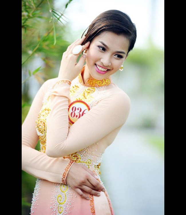 Cô từng là ứng cử viên sáng giá cho ngôi vị Hoa hậu Việt Nam 2012 nhưng lại bị loại sớm vì không trung thực khai chuyện hôn nhân.
