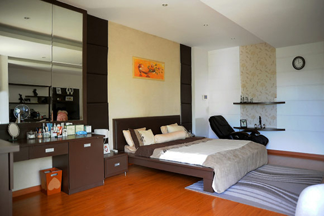 Phòng ngủ rộng rãi, thanh lịch sử dụng vật liệu gỗ làm chủ đạo.
