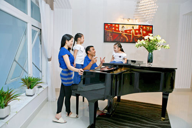 Phòng khách còn bày một cây đàn piano. Mỗi khi có thời gian rảnh rỗi, Quyền Linh lại dạy hai công chúa nhỏ học hát.
