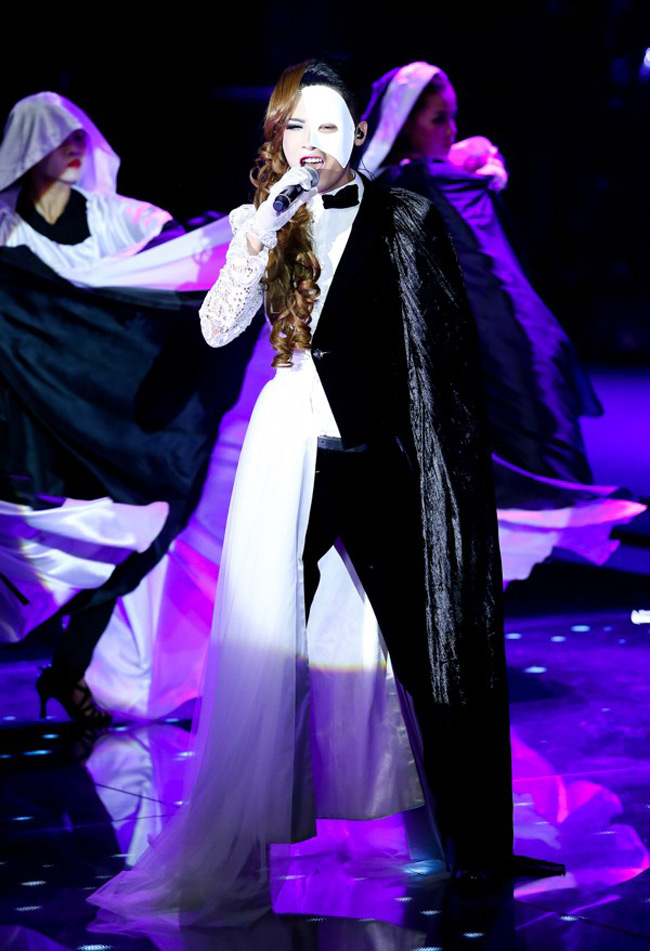 Minh Sang với gương mặt nửa nam nửa nữ trên sân khấu The Voice.
