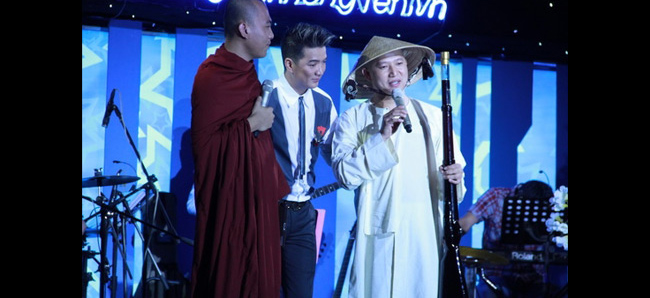 Đàm Vĩnh Hưng gây sốc với màn “khóa môi” sư thầy trên sân khấu ủng hộ gây quỹ giúp Wanbi Tuấn Anh tại phòng trà tối ngày 4/11/2012.
