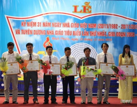 Không đứng lớp vẫn là GV dạy giỏi: Sẽ thu hồi bằng khen - 2