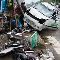 Tin tức trong ngày - Taxi kéo lê xe máy, 2 người trọng thương