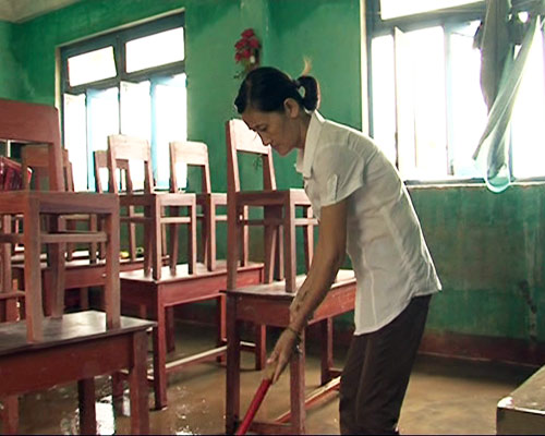 Thầy trò vùng lũ đón ngày 20/11 trong bùn đất - 10