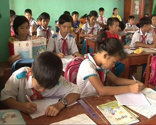 Thầy trò vùng lũ đón ngày 20/11 trong bùn đất - 11