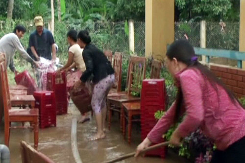 Thầy trò vùng lũ đón ngày 20/11 trong bùn đất - 4