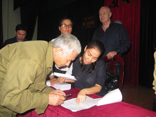 Vợ chồng Thu Minh lặn lội đi từ thiện - 6