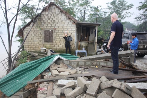 Vợ chồng Thu Minh lặn lội đi từ thiện - 10