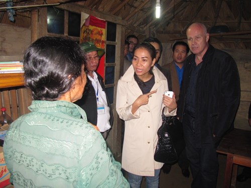 Vợ chồng Thu Minh lặn lội đi từ thiện - 2