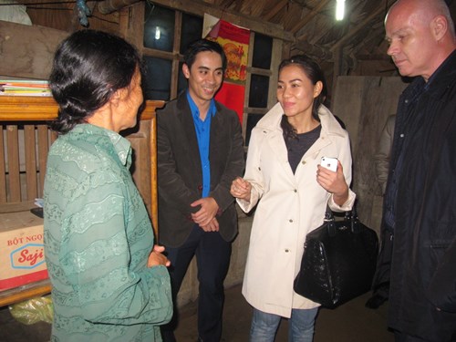 Vợ chồng Thu Minh lặn lội đi từ thiện - 3