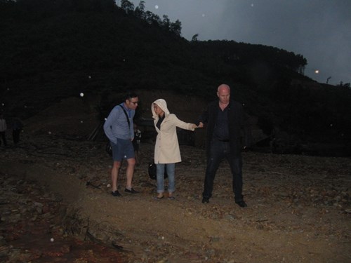 Vợ chồng Thu Minh lặn lội đi từ thiện - 4